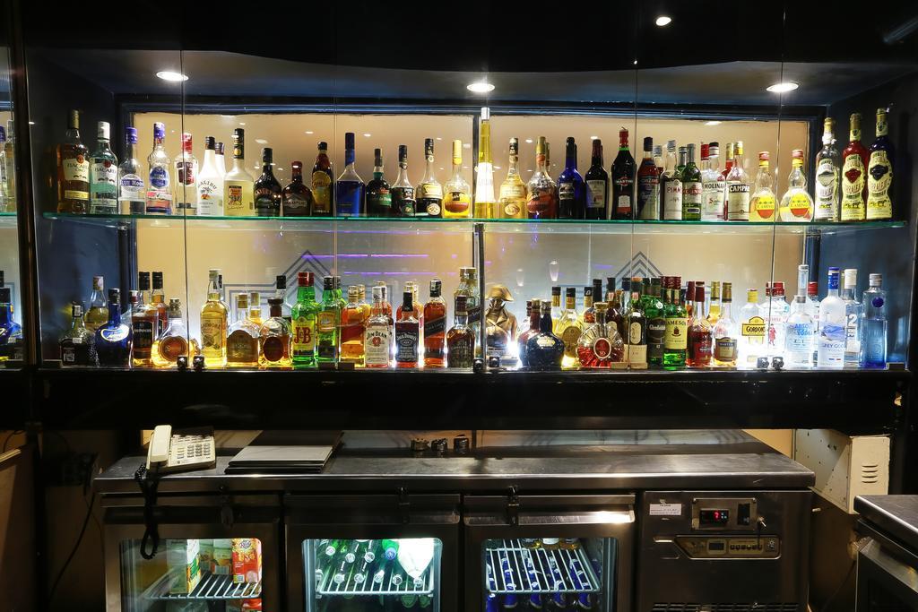 Hotel The Ashok, Nové Dillí Exteriér fotografie A bar at a nightclub