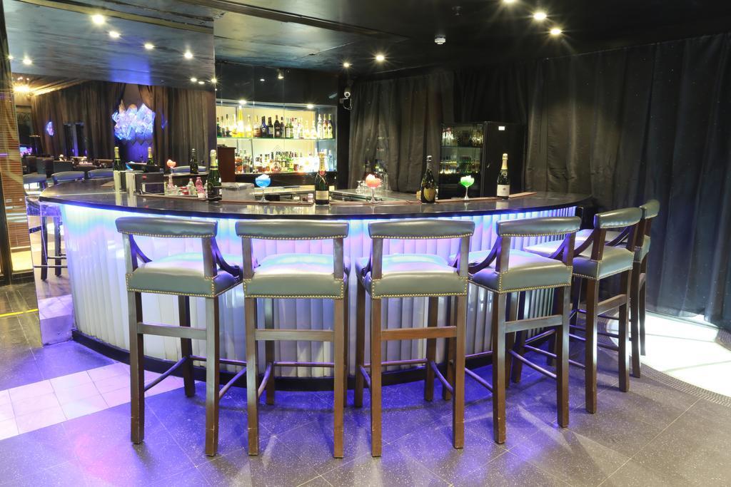 Hotel The Ashok, Nové Dillí Exteriér fotografie The bar at the Sky Bar
