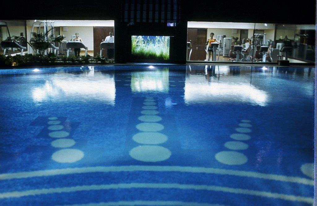 Hotel The Ashok, Nové Dillí Exteriér fotografie The pool at the hotel