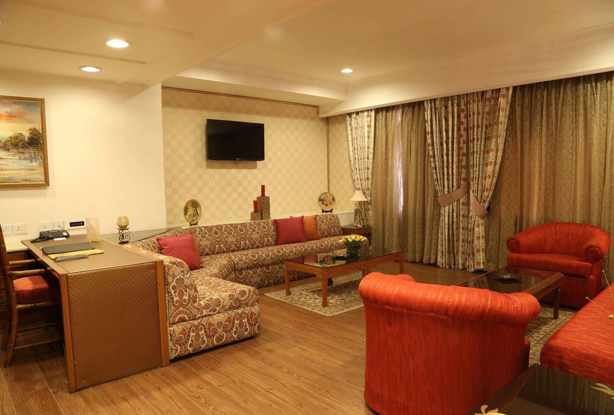 Hotel The Ashok, Nové Dillí Exteriér fotografie A living room in a suite at the Taj Bengal