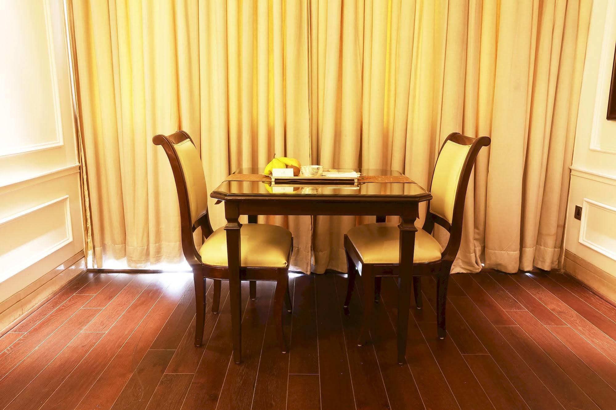 Hotel The Ashok, Nové Dillí Exteriér fotografie A table and chairs